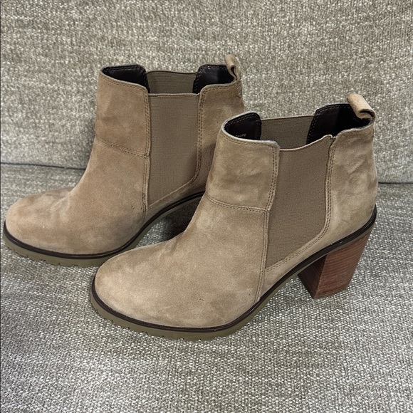 Crevo Alicia Chelsea Hiker Heel Ankle Boot Size 8.5 - Picture 2 of 7